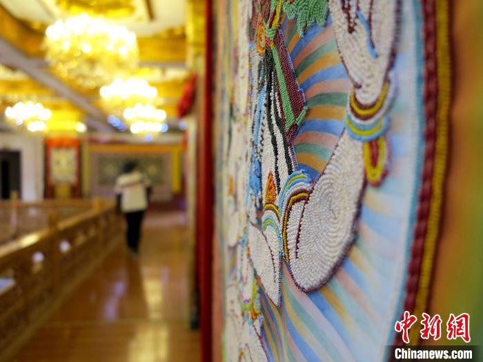 圖為黃南州同仁市熱貢龍樹畫苑內的珍珠唐卡?！?zhí)砀?攝