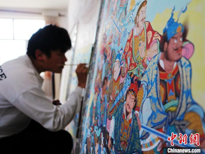 圖為熱貢龍樹畫苑內的學徒繪畫唐卡。　張?zhí)砀?攝