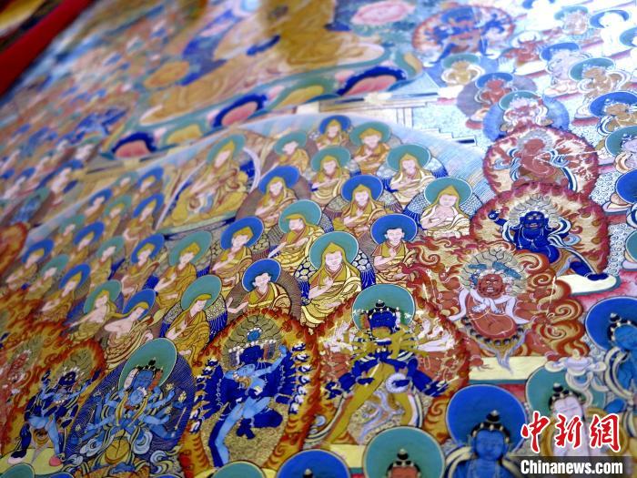 圖為熱貢龍樹畫苑內展覽的唐卡局部?！?zhí)砀?攝