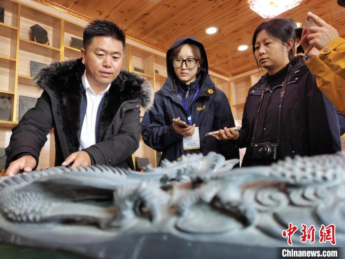 青海高原“石刻藝術(shù)之鄉(xiāng)”：國(guó)家級(jí)非遺成富民產(chǎn)業(yè)