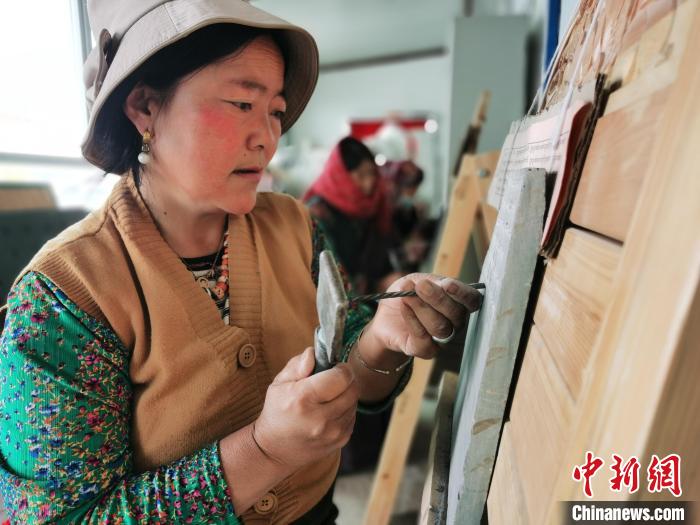 圖為澤庫(kù)縣和日鎮(zhèn)石刻藝人。　張?zhí)砀?攝