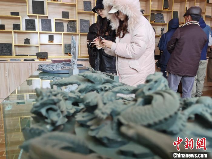 圖為民眾參觀澤庫(kù)縣和日石刻。　張?zhí)砀?攝