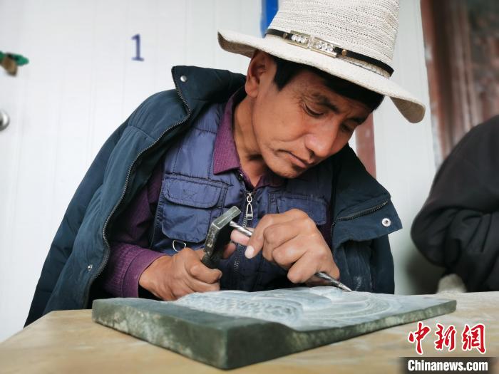 圖為澤庫(kù)縣和日鎮(zhèn)石刻藝人雕刻作品?！?zhí)砀?攝