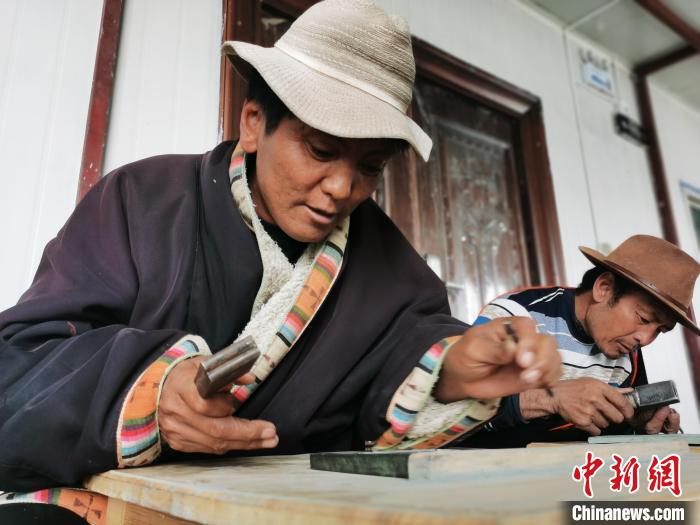 圖為澤庫(kù)縣和日鎮(zhèn)石刻藝人雕刻作品?！?zhí)砀?攝