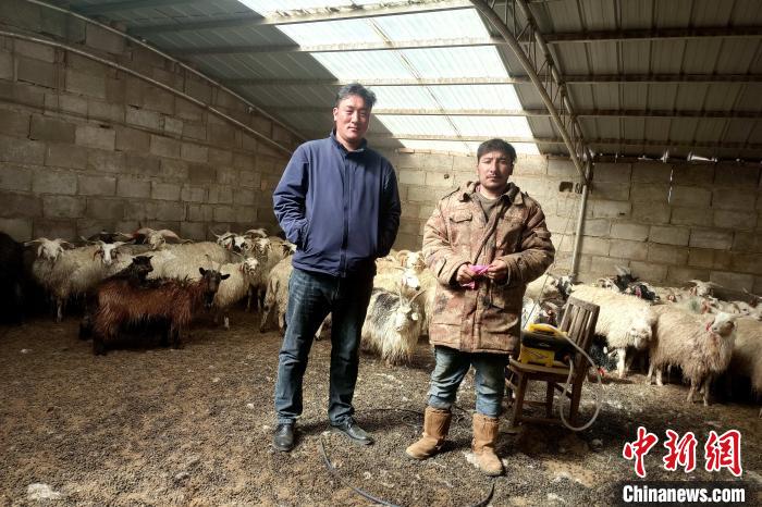 圖為華公太(左)走訪牧民生產(chǎn)生活情況。　才項什姐 攝