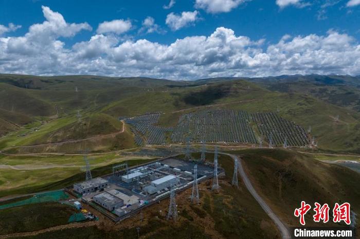 航拍建成投運(yùn)的柯拉一期光伏電站升壓站。　劉忠俊 攝