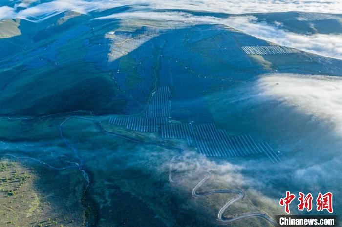 云霧下的柯拉一期光伏電站場一角?！⒅铱?攝