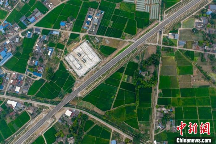 空中俯瞰綿竹牽引變電所和川青鐵路成黃段鐵路線?！⒅铱?攝