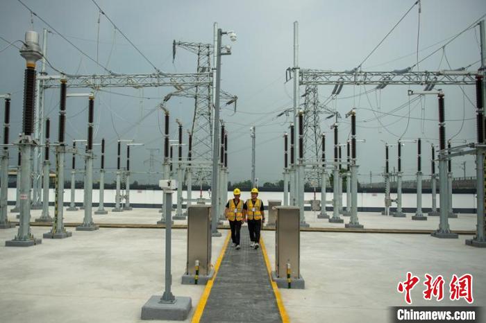 工作人員正在綿竹牽引變電所內(nèi)巡查設(shè)備受電運(yùn)行情況?！⒅铱?攝