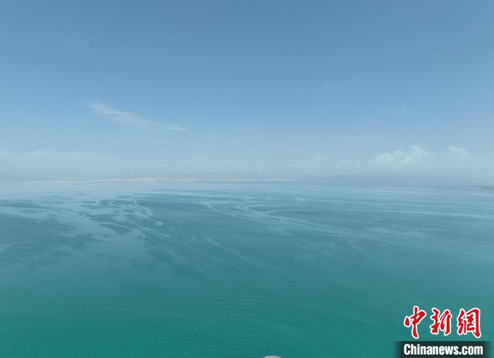 圖為航拍仲夏時(shí)節(jié)，青海湖水天一色?！∑钤鲚?攝