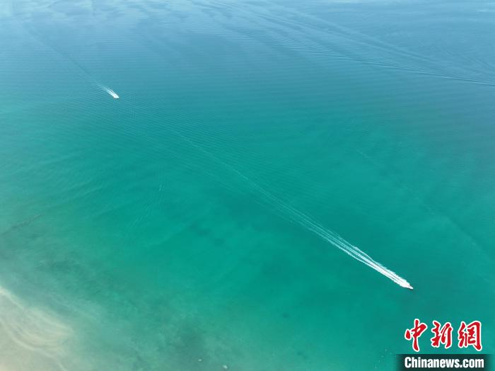 圖為航拍仲夏時(shí)節(jié)，青海湖湖水碧波蕩漾?！∑钤鲚?攝