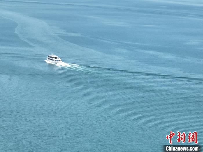 圖為航拍仲夏時(shí)節(jié)，青海湖湖水碧波蕩漾?！∑钤鲚?攝