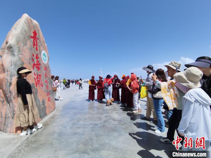 圖為航拍青海湖美景引游客拍照打卡?！∑钤鲚?攝