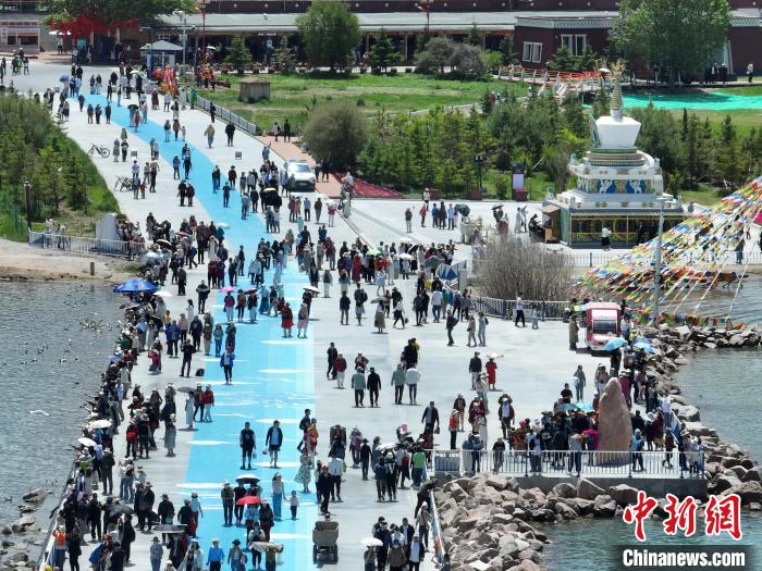 圖為航拍青海湖二郎劍景區(qū)游客眾多。　祁增蓓 攝