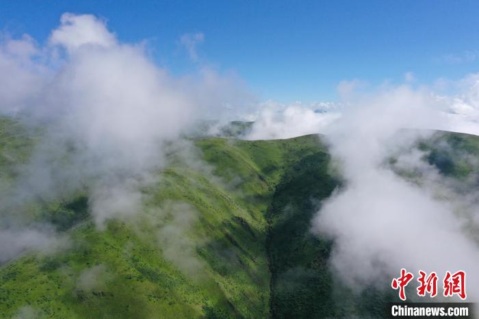 航拍賽來塘鎮(zhèn)山間云霧繚繞?！●R銘言 攝