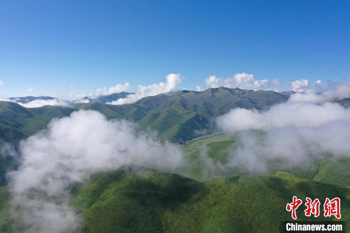航拍賽來塘鎮(zhèn)山間云霧繚繞。　馬銘言 攝
