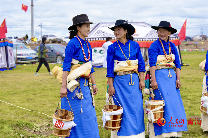 身著節(jié)日盛裝的澤庫牧女。人民網(wǎng) 陳明菊攝