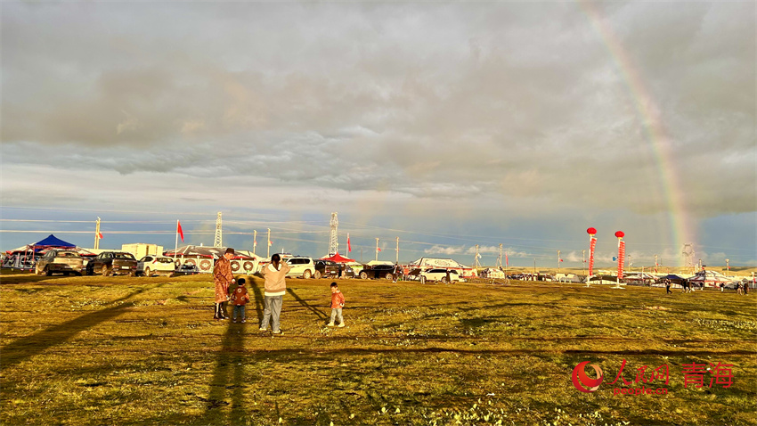 一家四口打卡彩虹。人民網(wǎng) 陳明菊攝