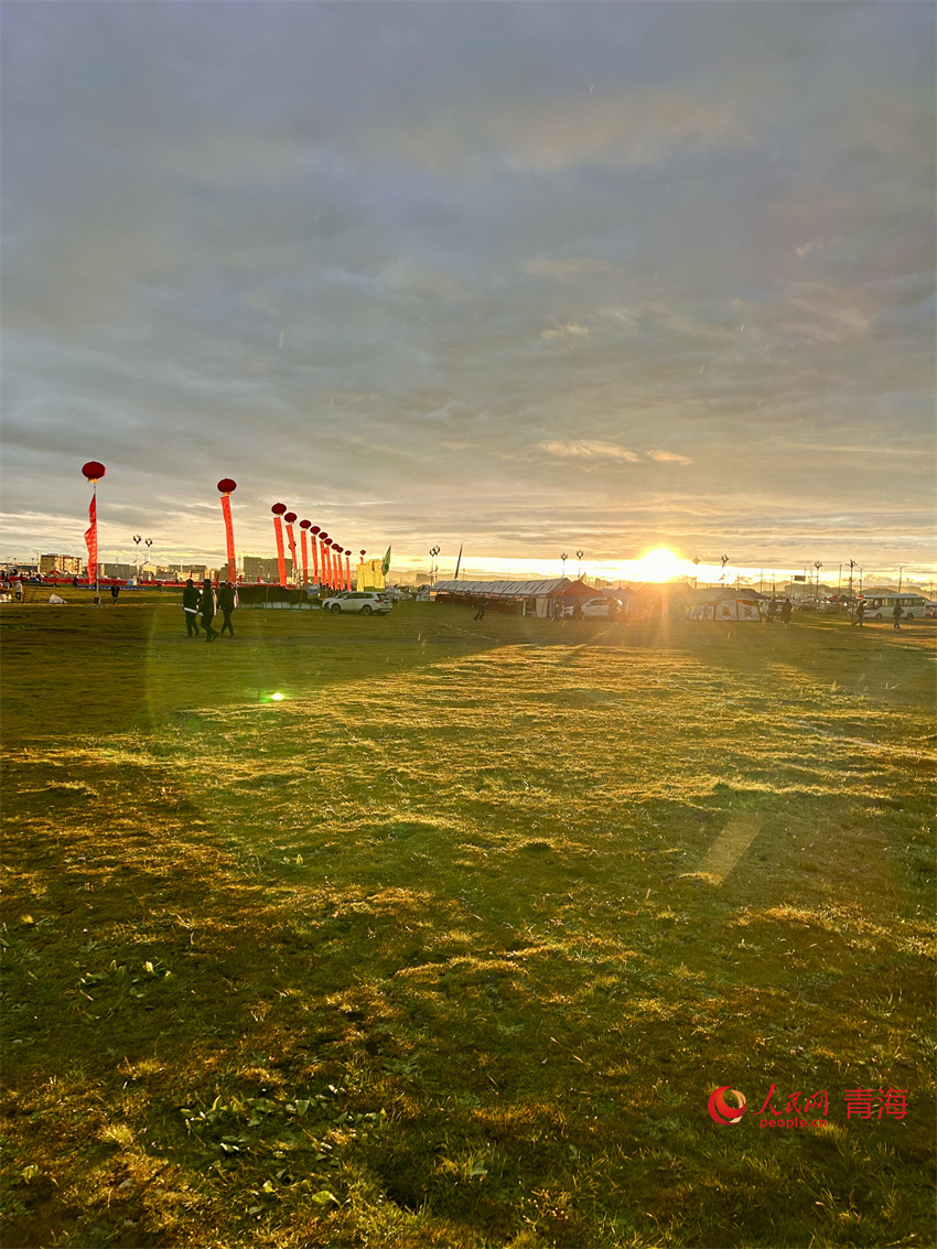 傍晚的澤曲草原。人民網(wǎng) 陳明菊攝