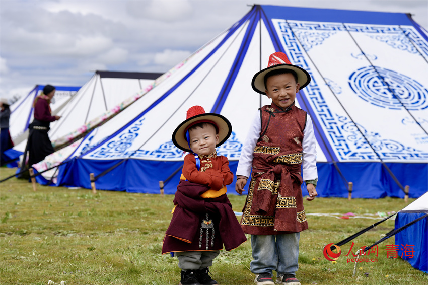 身著節(jié)日盛裝的小朋友。人民網(wǎng) 陳明菊攝