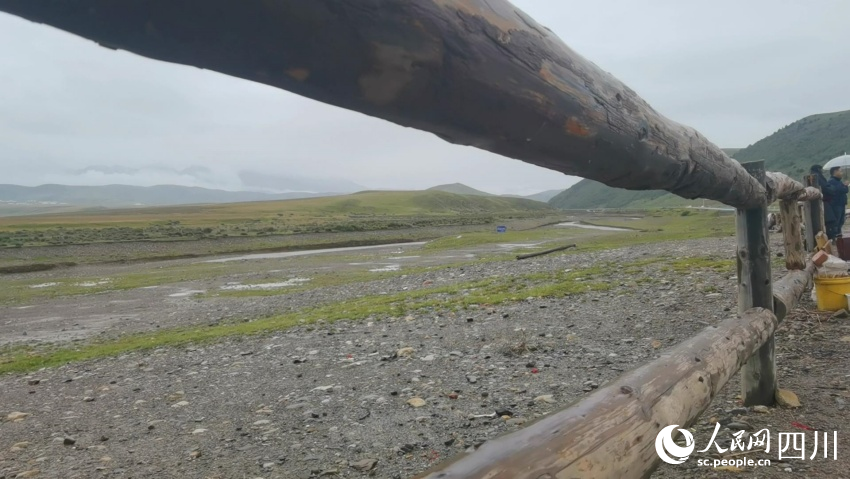 塔公鎮(zhèn)在公路沿線設(shè)置木柵欄用于物理防護(hù)。人民網(wǎng)記者 王洪江攝