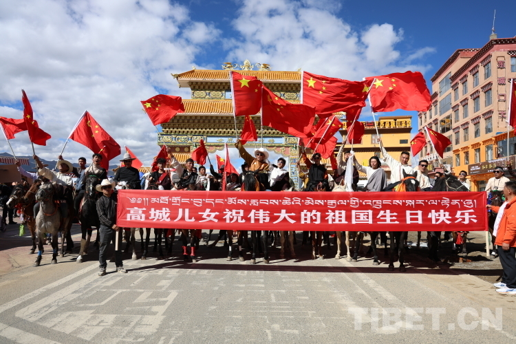 圖為馬術巡游隊伍祝福祖國.jpg
