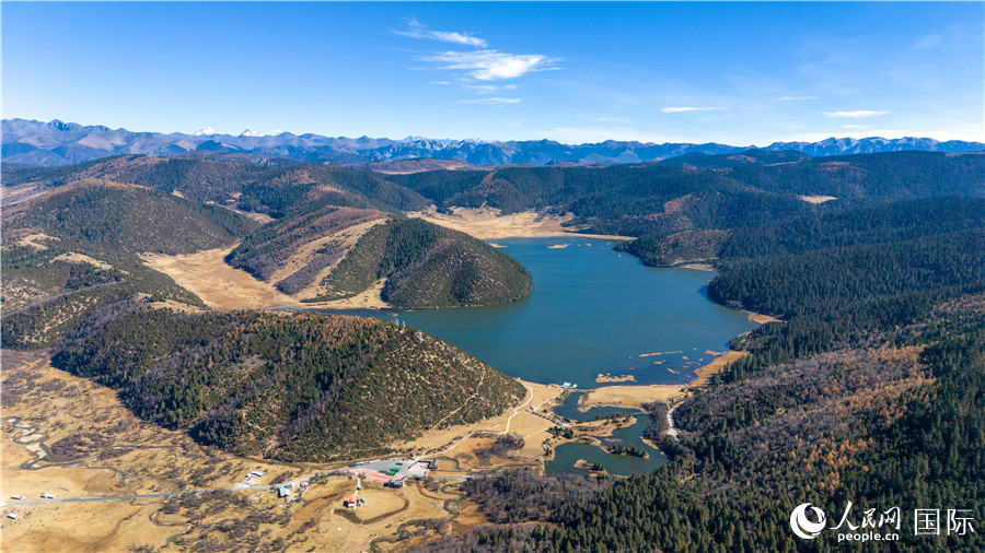 香格里拉國家公園屬都湖全景。人民網(wǎng)記者 虎遵會攝