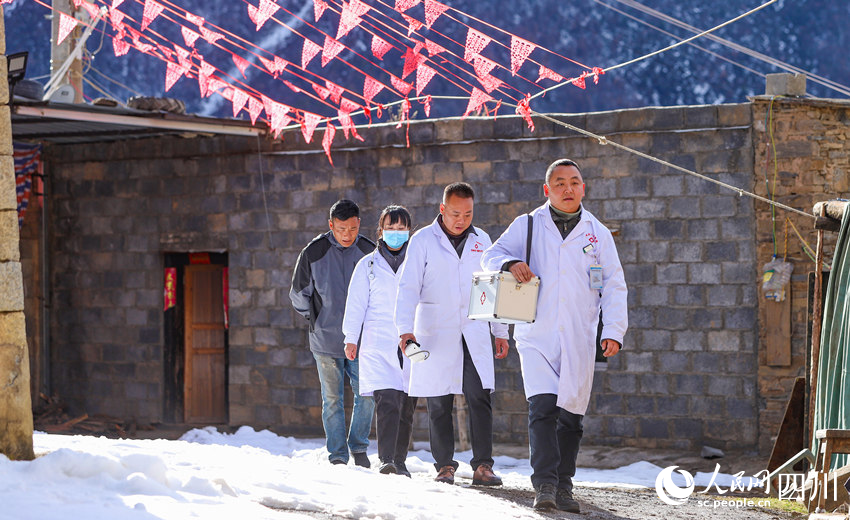 對口幫扶醫(yī)療小分隊行走在雪地里。劉學(xué)懿攝