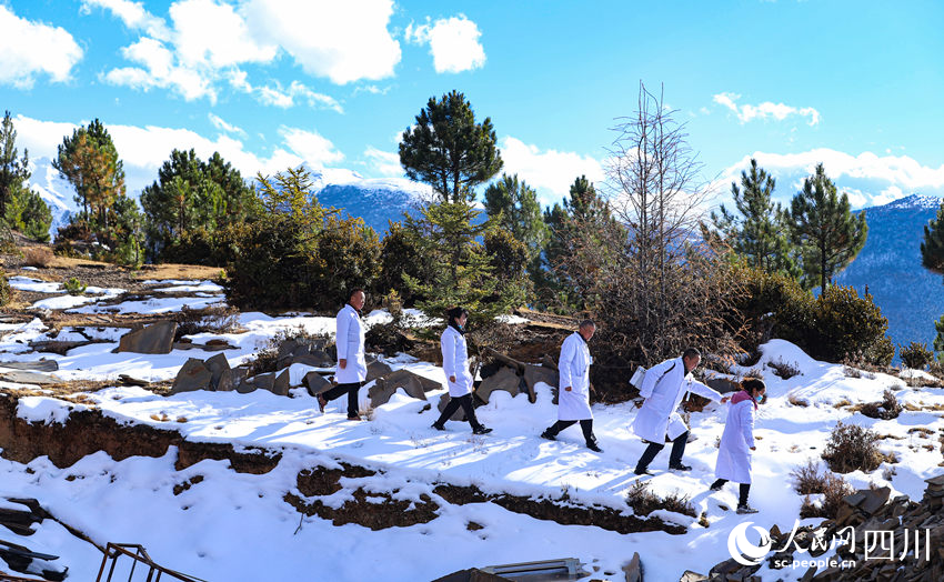 對口幫扶醫(yī)療小分隊行走在雪地里。劉學(xué)懿攝