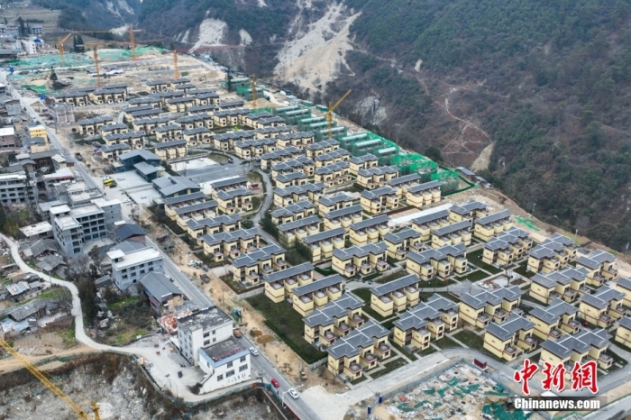 圖為2月1日，瀘定磨西鎮(zhèn)震后重建的安置小區(qū)。(無(wú)人機(jī)照片)<a target='_blank' href='/'><p  align=