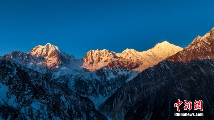 圖為2月1日，清晨陽光照在貢嘎雪山上，出現(xiàn)“日照金山”景觀。(無人機照片)<a target='_blank' href='/'><p  align=