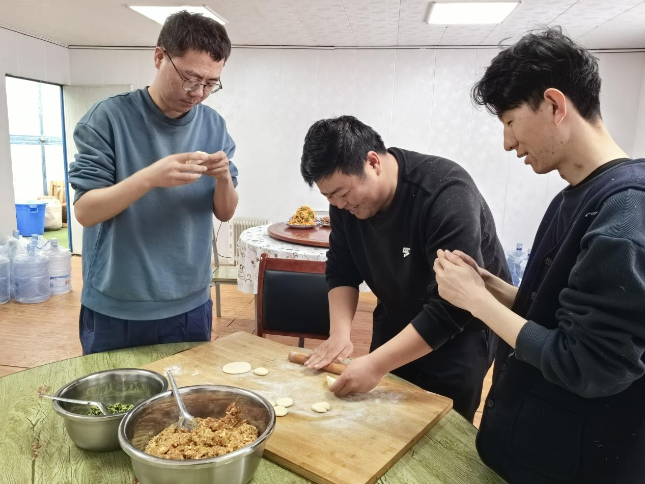 項(xiàng)目部里包餃子。王元明攝