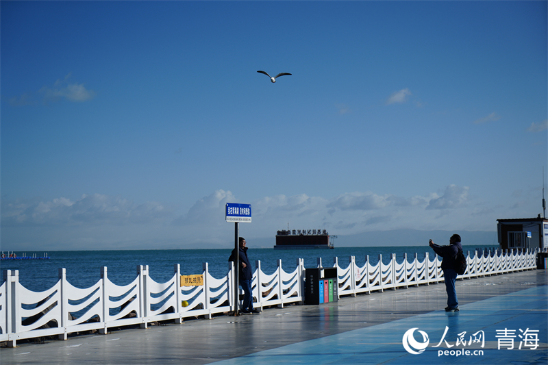 游客在青海湖二郎劍景區(qū)游玩。人民網(wǎng) 況玉攝