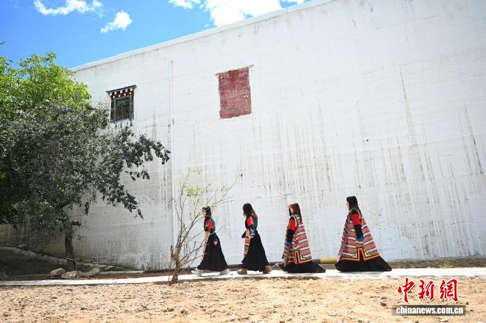 四川鄉(xiāng)城:游客穿上“瘋裝”體驗(yàn)“白色灌禮”習(xí)俗