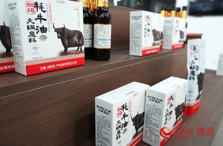 班瑪縣自行開發(fā)的牦牛油火鍋料。人民網(wǎng)記者 甘海瓊攝