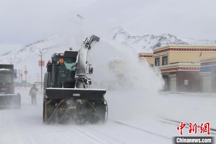 圖為該支隊官兵正在清理路面積雪。　董尼么太 攝