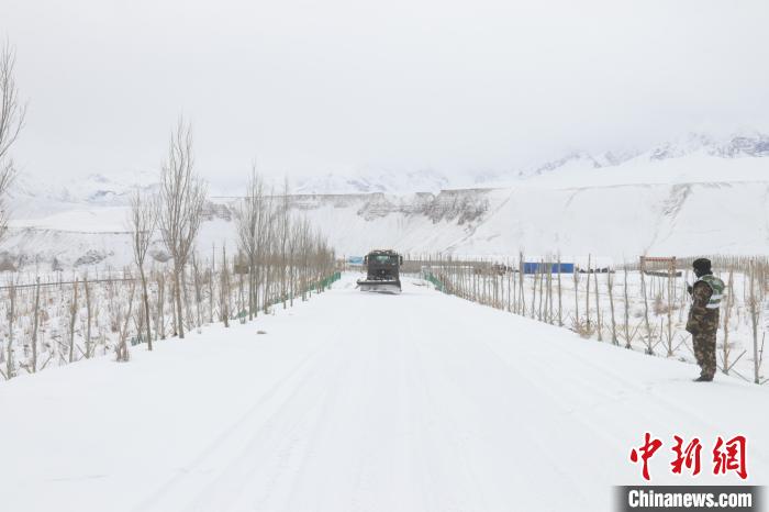 圖為救援官兵正在緊急清理路面積雪?！《崦刺?攝