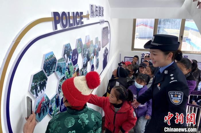 山南邊境管理支隊勒布邊境派出所舉行警營開放日活動，邀請駐地民眾進警營，了解民警工作生活?！∏f冀 攝