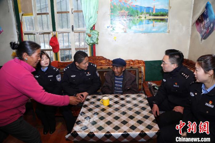 亞東出入境邊防檢查站民警走訪慰問轄區(qū)困難群眾?！堄陱?攝