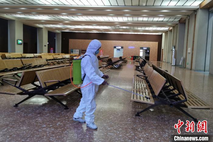 圖為拉薩車站工作人員在候車室進(jìn)行消毒?！±詈Ｐ?攝