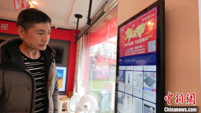 圖為店內(nèi)放置的可在線選購(gòu)商品的觸摸電子展示屏?！≈x牧 攝