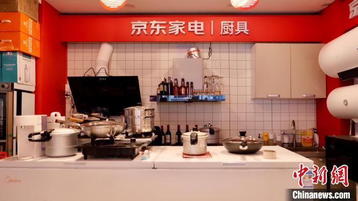 圖為店內(nèi)部分商品展示?！≈x牧 攝