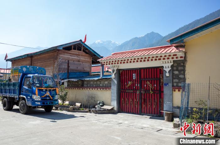 圖為林芝下察隅鎮(zhèn)布巴村村民家門口停放著貨運(yùn)車輛。　江飛波 攝