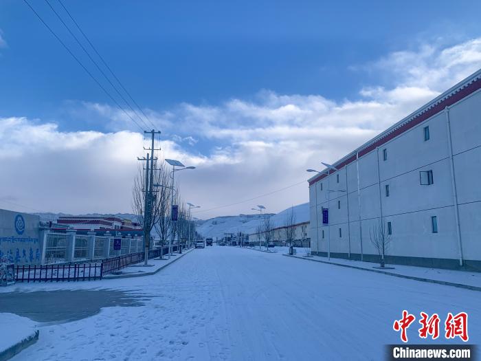 圖為西藏札達縣街道被積雪覆蓋?！娋?攝