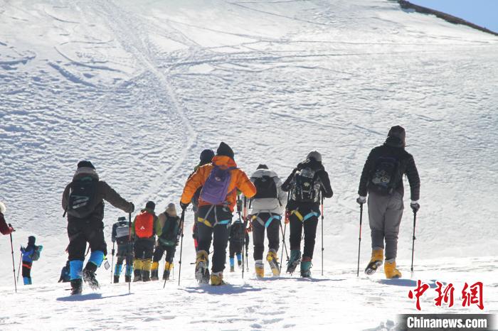圖為2019年，普通民眾在洛堆峰體驗(yàn)登雪山活動(dòng)。資料圖 趙朗 攝