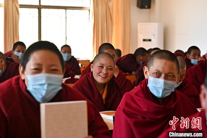 3月23日，記者走進(jìn)位于拉薩的西藏佛學(xué)院，探訪宗教學(xué)府的新學(xué)期。圖為西藏佛學(xué)院尼眾部學(xué)員等待上課。<a target='_blank' ></p><p  align=