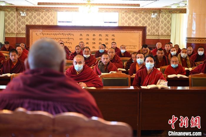 3月23日，記者走進(jìn)位于拉薩的西藏佛學(xué)院，探訪宗教學(xué)府的新學(xué)期。圖為佛學(xué)院學(xué)員正在上課。<a target='_blank' ></p><p  align=
