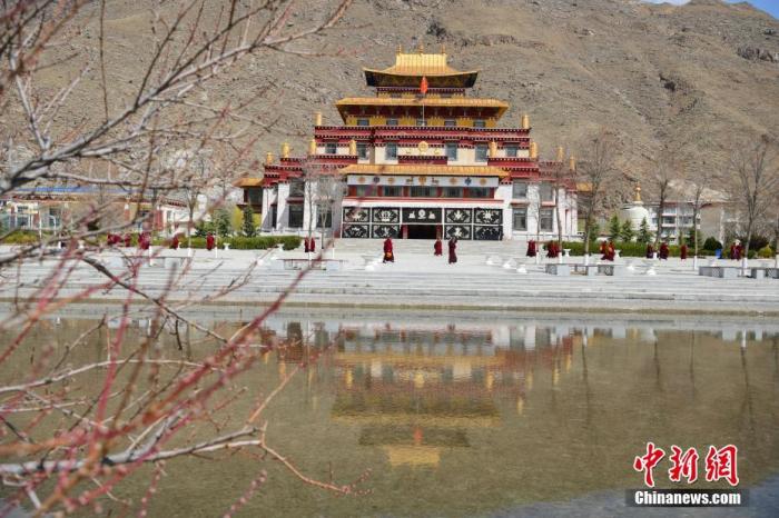 3月23日，西藏佛學(xué)院開(kāi)學(xué)第二日，<a target='_blank' >中新社</a>記者前往學(xué)院探訪了少年活佛班、尼眾部等，走進(jìn)了他們的課堂。該學(xué)院有來(lái)自藏傳佛教格魯派、寧瑪派等各個(gè)教派的僧尼，900余人在此學(xué)習(xí)。圖為西藏佛學(xué)院內(nèi)景。<a target='_blank' >中新社</a>發(fā) 貢嘎來(lái)松 攝