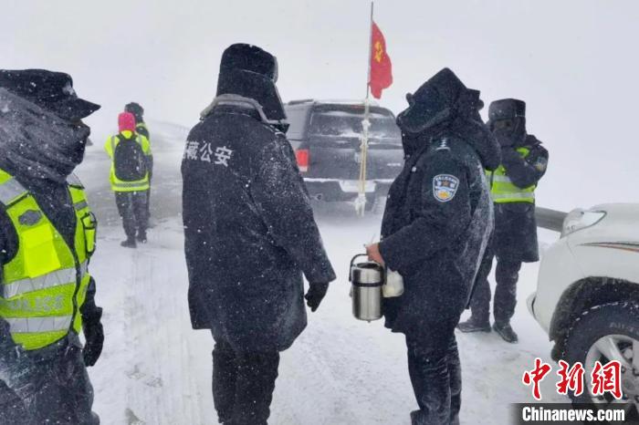 強(qiáng)降雪后，西藏安多縣警方在國(guó)道109線唐古拉山段開展除雪保通工作?！“捕嗫h公安局 供圖 攝