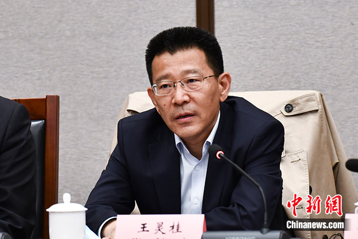 5月16日，由中國社會科學(xué)院西藏智庫、中國社會科學(xué)院民族學(xué)與人類學(xué)研究所主辦的第五屆西藏智庫國際論壇在北京舉行。中國社會科學(xué)院副院長王靈桂在致辭中表示，今年是西藏和平解放70周年，西藏人民團結(jié)奮斗，把貧窮落后的舊西藏建設(shè)成經(jīng)濟發(fā)展、文化繁榮、社會進步、環(huán)境良好、生活幸福的社會主義新西藏，西藏歷史上第一次徹底消滅了絕對貧困，同全國人民一起，西藏各族人民已經(jīng)走進全面建成小康社會的新時代，進入歷史發(fā)展的新坐標。 <a target='_blank' ><p  align=